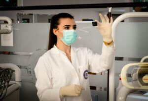 Žena u laboratoriju proučava virus herpesa.