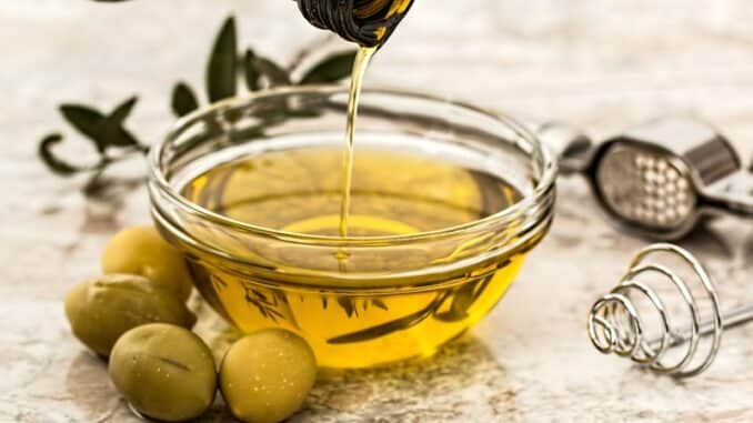Posuda s maslinovim uljem