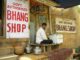 Prodavaonica Bhanga u indiji, prodavač sjedi ispred.